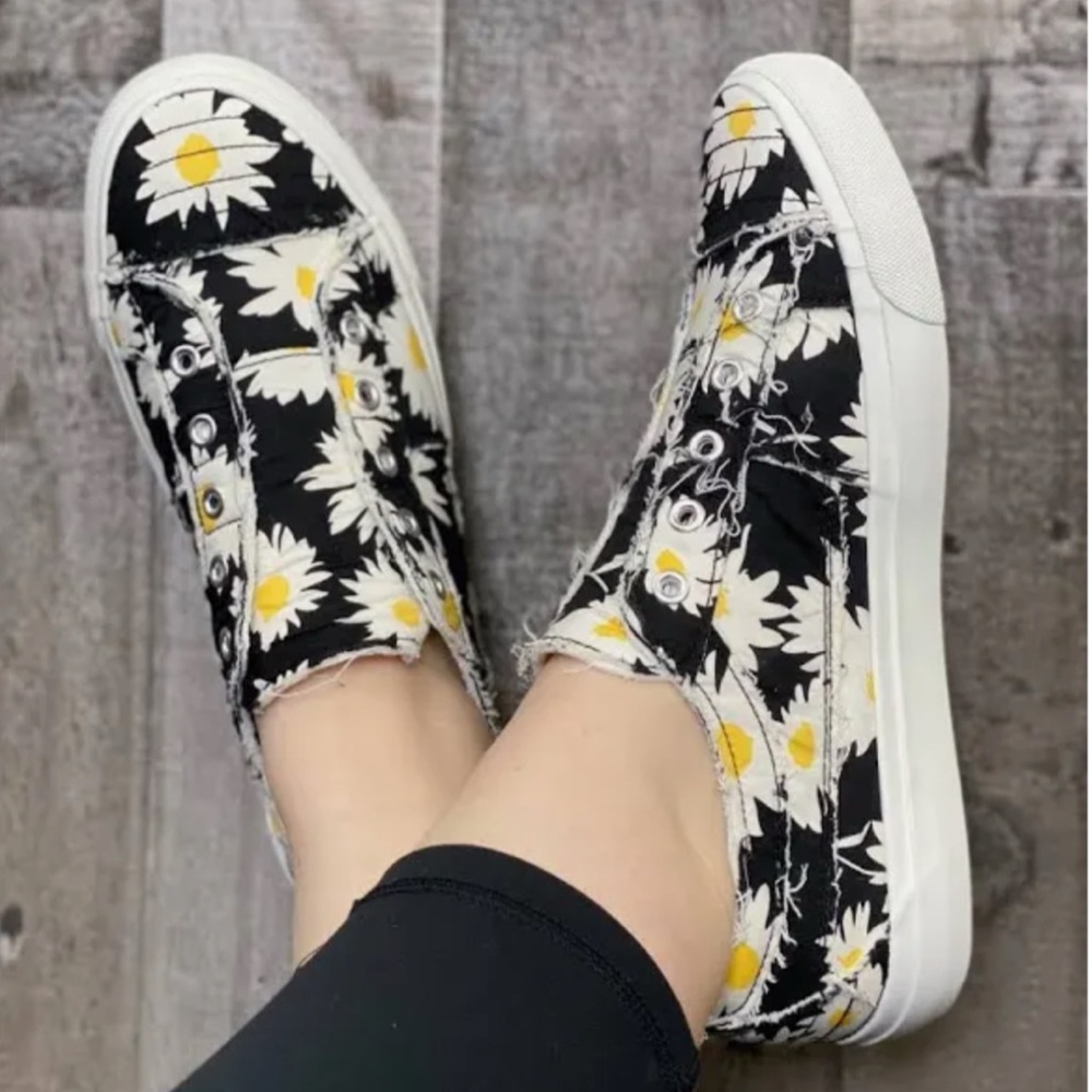 Corkys Daisy Flower Babalu Sneakers Shoes Women’s Size 7 (Gift: Daisy Earrings)